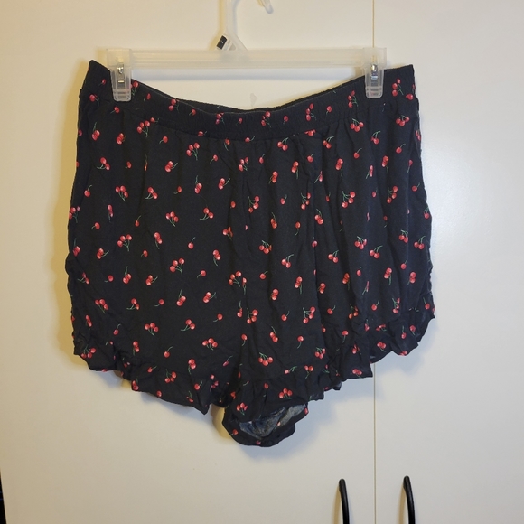 Forever 21 Pants - Forever21 plus cherry shorts 2X